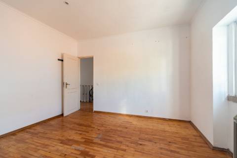 Moradia geminada de esquina em Caselas, com jardim e projecto aprovado