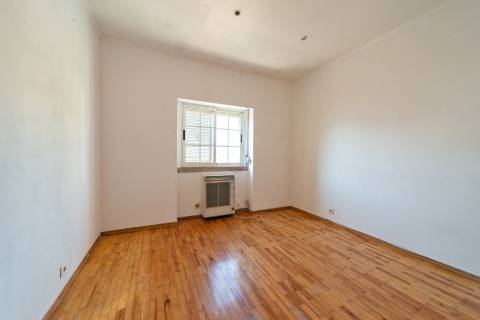 Moradia geminada de esquina em Caselas, com jardim e projecto aprovado