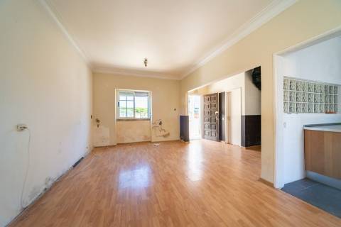 Moradia geminada de esquina em Caselas, com jardim e projecto aprovado