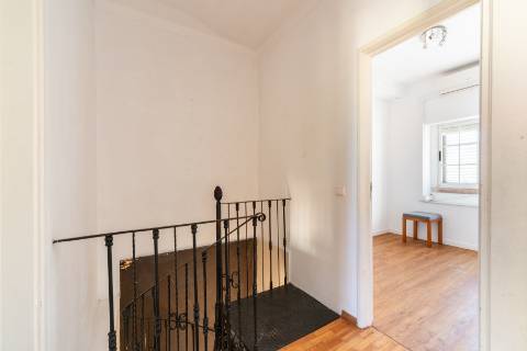 Moradia geminada de esquina em Caselas, com jardim e projecto aprovado