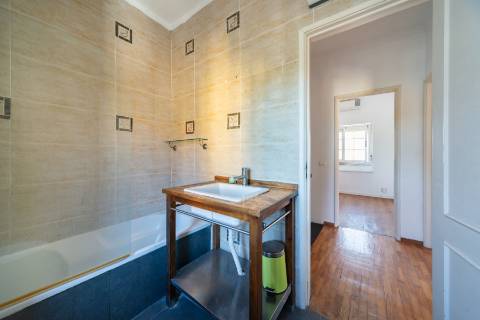 Moradia geminada de esquina em Caselas, com jardim e projecto aprovado