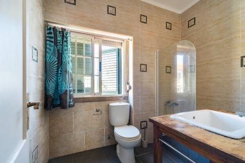 Moradia geminada de esquina em Caselas, com jardim e projecto aprovado