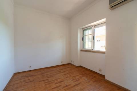 Moradia geminada de esquina em Caselas, com jardim e projecto aprovado