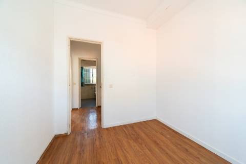 Moradia geminada de esquina em Caselas, com jardim e projecto aprovado