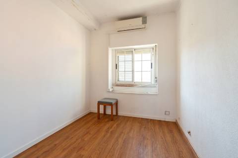 Moradia geminada de esquina em Caselas, com jardim e projecto aprovado