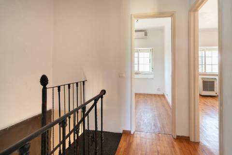 Moradia geminada de esquina em Caselas, com jardim e projecto aprovado