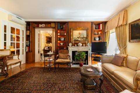 Apartamento T4 +1 em condomínio com estacionamento e arrecadação in Estoril