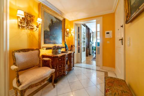 Apartamento T4 +1 em condomínio com estacionamento e arrecadação in Estoril