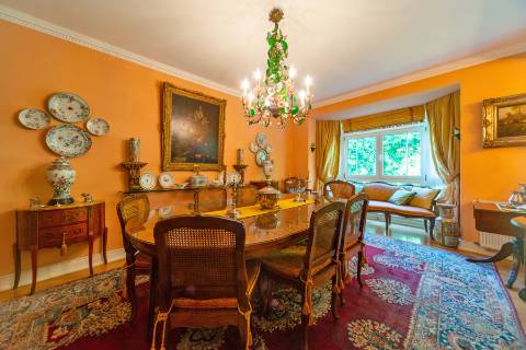 Apartamento T4 +1 em condomínio com estacionamento e arrecadação in Estoril