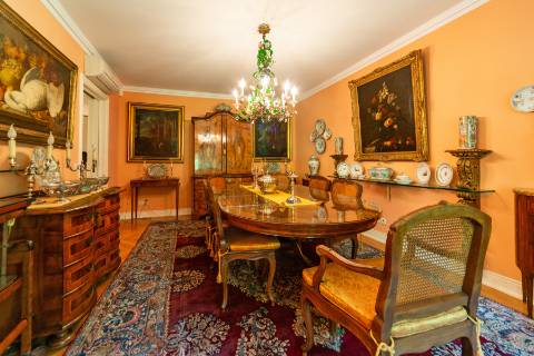 Apartamento T4 +1 em condomínio com estacionamento e arrecadação in Estoril