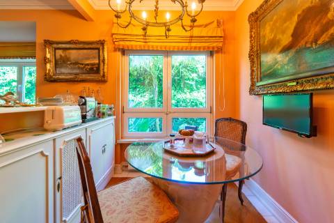 Apartamento T4 +1 em condomínio com estacionamento e arrecadação in Estoril