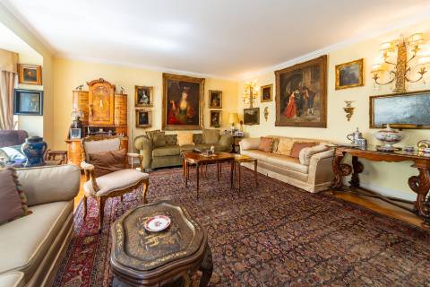 Apartamento T4 +1 em condomínio com estacionamento e arrecadação in Estoril