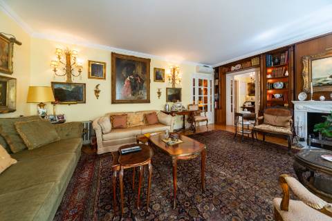 Apartamento T4 +1 em condomínio com estacionamento e arrecadação in Estoril