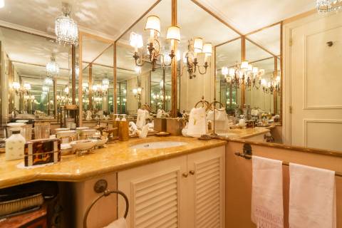 Apartamento T4 +1 em condomínio com estacionamento e arrecadação in Estoril