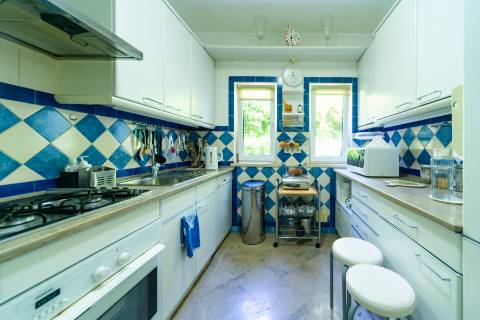 Apartamento T4 +1 em condomínio com estacionamento e arrecadação in Estoril