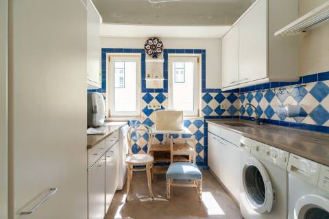 Apartamento T4 +1 em condomínio com estacionamento e arrecadação in Estoril