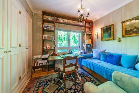 Apartamento T4 +1 em condomínio com estacionamento e arrecadação in Estoril