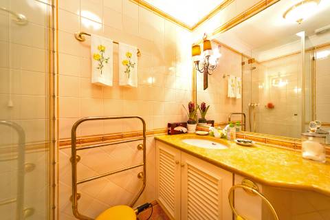 Apartamento T4 +1 em condomínio com estacionamento e arrecadação in Estoril