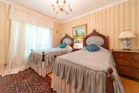 Apartamento T4 +1 em condomínio com estacionamento e arrecadação in Estoril