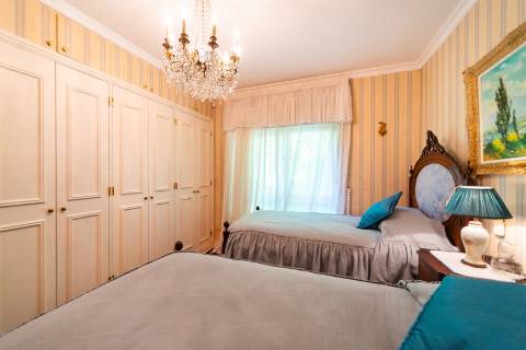 Apartamento T4 +1 em condomínio com estacionamento e arrecadação in Estoril