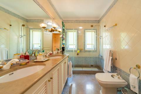 Apartamento T4 +1 em condomínio com estacionamento e arrecadação in Estoril