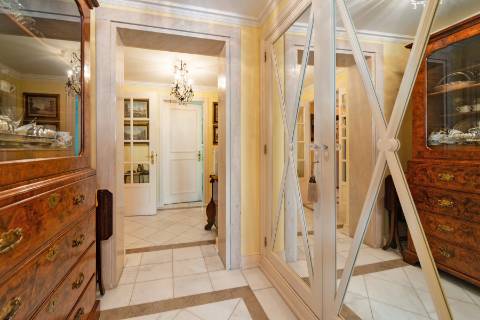 Apartamento T4 +1 em condomínio com estacionamento e arrecadação in Estoril