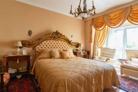 Apartamento T4 +1 em condomínio com estacionamento e arrecadação in Estoril