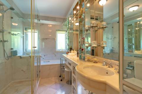 Apartamento T4 +1 em condomínio com estacionamento e arrecadação in Estoril