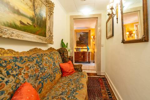 Apartamento T4 +1 em condomínio com estacionamento e arrecadação in Estoril