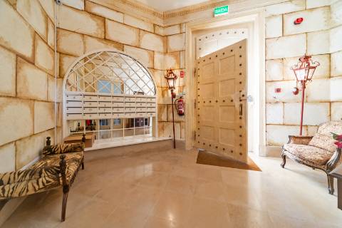 Apartamento T4 +1 em condomínio com estacionamento e arrecadação in Estoril