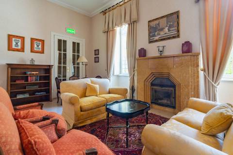 Apartamento T4 +1 em condomínio com estacionamento e arrecadação in Estoril