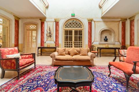 Apartamento T4 +1 em condomínio com estacionamento e arrecadação in Estoril