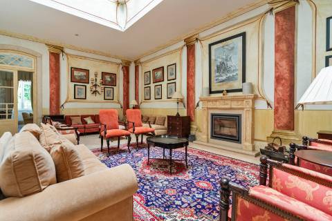 Apartamento T4 +1 em condomínio com estacionamento e arrecadação in Estoril