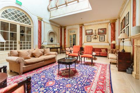 Apartamento T4 +1 em condomínio com estacionamento e arrecadação in Estoril