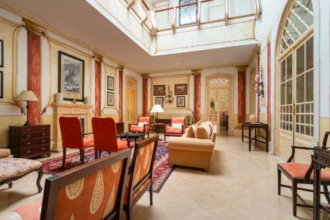 Apartamento T4 +1 em condomínio com estacionamento e arrecadação in Estoril