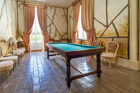 Apartamento T4 +1 em condomínio com estacionamento e arrecadação in Estoril