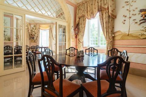 Apartamento T4 +1 em condomínio com estacionamento e arrecadação in Estoril