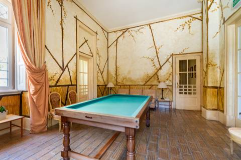 Apartamento T4 +1 em condomínio com estacionamento e arrecadação in Estoril