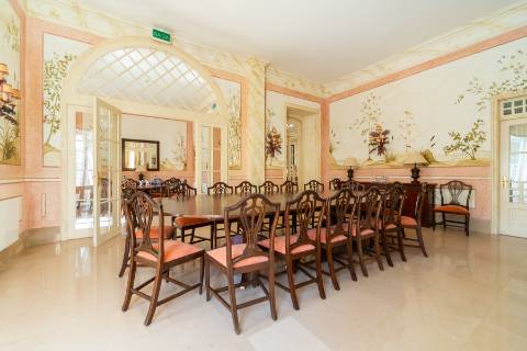 Apartamento T4 +1 em condomínio com estacionamento e arrecadação in Estoril