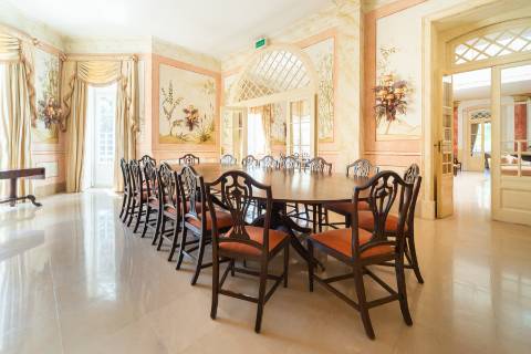 Apartamento T4 +1 em condomínio com estacionamento e arrecadação in Estoril