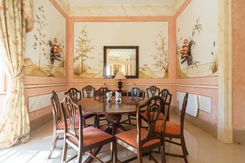 Apartamento T4 +1 em condomínio com estacionamento e arrecadação in Estoril