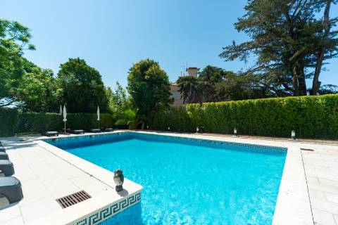 Apartamento T4 +1 em condomínio com estacionamento e arrecadação in Estoril