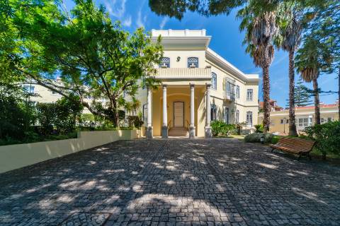 Apartamento T4 +1 em condomínio com estacionamento e arrecadação in Estoril