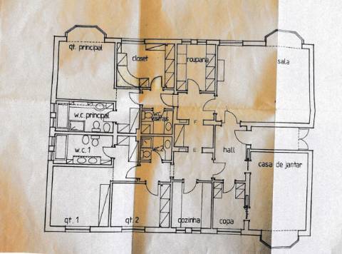 Apartamento T4 +1 em condomínio com estacionamento e arrecadação in Estoril