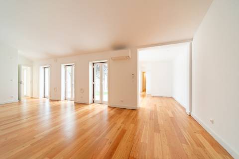 Apartamento T3 Remodelado com Pátio Privativo em São Bento!