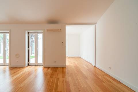 Apartamento T3 Remodelado com Pátio Privativo em São Bento!