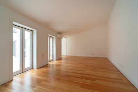 Apartamento T3 Remodelado com Pátio Privativo em São Bento!