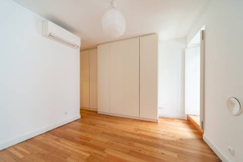 Apartamento T3 Remodelado com Pátio Privativo em São Bento!
