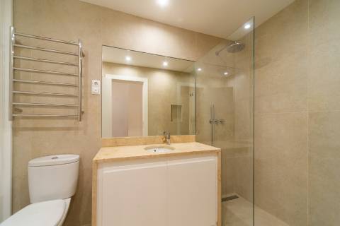 Apartamento T3 Remodelado com Pátio Privativo em São Bento!