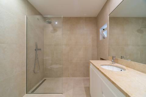 Apartamento T3 Remodelado com Pátio Privativo em São Bento!